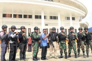 Danyonif Para Raider berfoto bersama usai menerima tanda kehormatan.